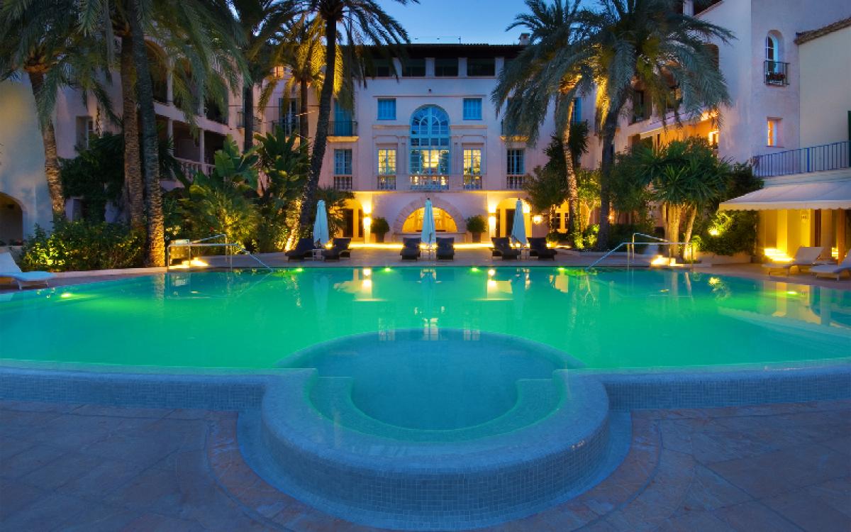 ELEGANT APARTMENT IN EXCLUSIVE COMPLEX BY THE SEA ILLETAS